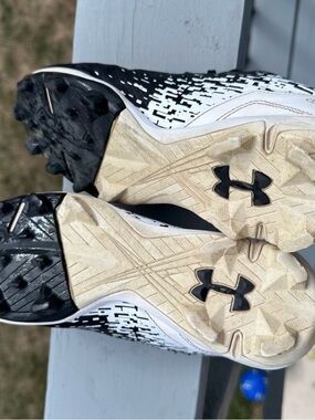 Under Armour | Boys Hammer Mid Rm Jr. Black Baseball Cleats | Size 6 Youth